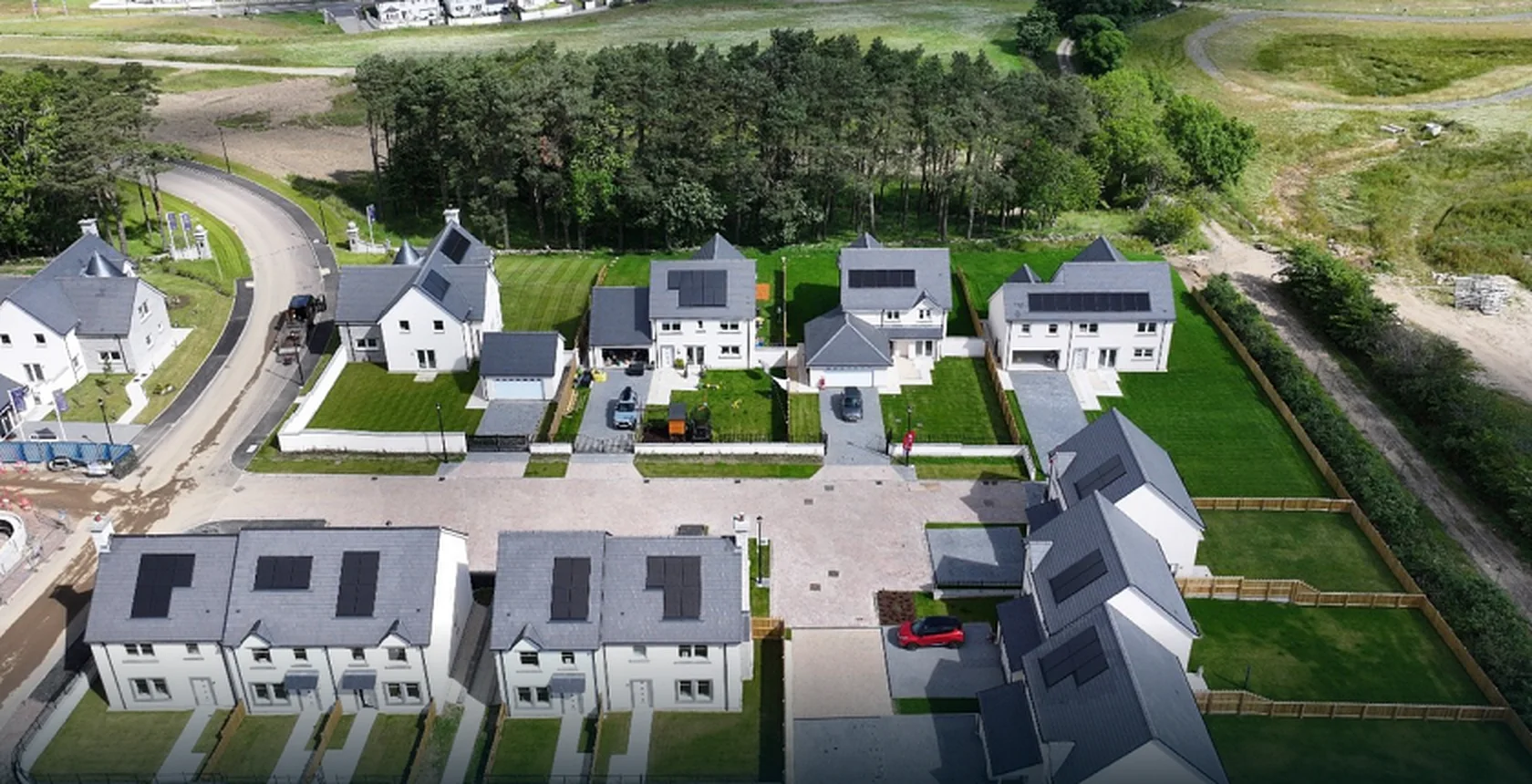 Въздушна снимка на нов жилищен проект на Muir Homes в Шотландия.